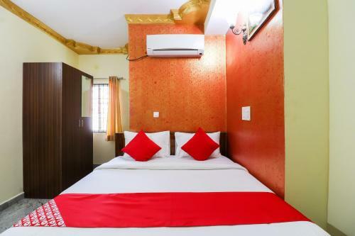 Hotel Vaccinated Staff - Oyo 62768 Gm Royals