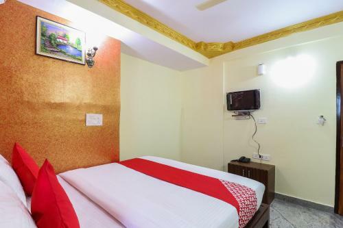 Hotel Vaccinated Staff - Oyo 62768 Gm Royals
