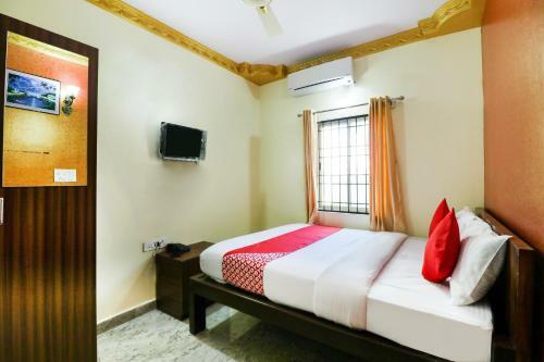 Hotel Vaccinated Staff - Oyo 62768 Gm Royals