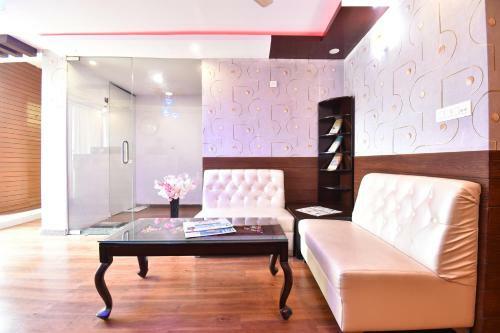 Fabhotel Dhanvitha Suites