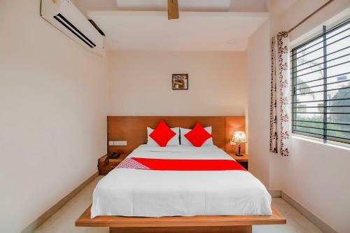 Hotel Vaccinated Staff- Oyo 77066 Anjani Fortune Suites