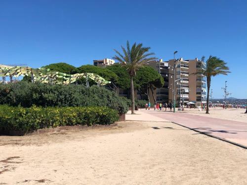 Apartamento Pineda Beach 1a L�nea de Mar & Parking