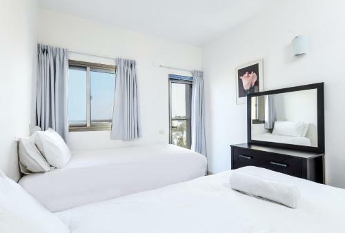 Modern 3br Apartment W/ Sea & City View