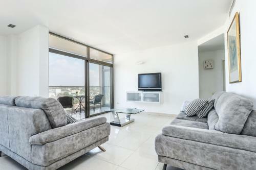 Modern 3br Apartment W/ Sea & City View