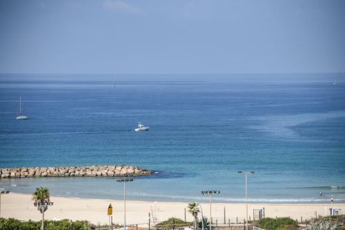 Modern 3br Apartment W/ Sea & City View