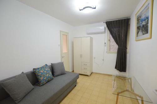 Shprinzak Cozy Apartments By Domik