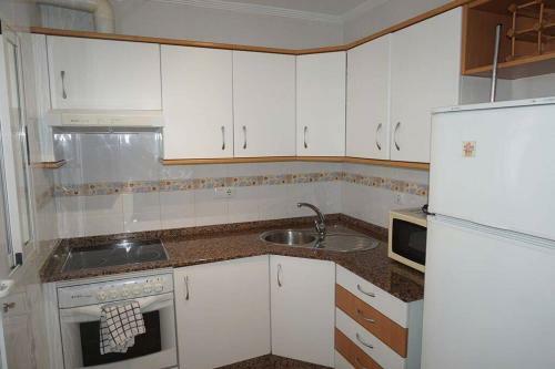Spacious 2 Bedroom Apartment With Communal Pool