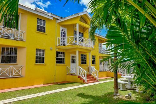 Two Bedroom Apartment With Pool Located In A Quiet Community