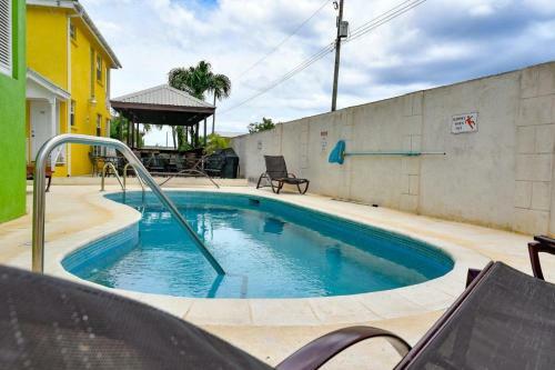 Two Bedroom Apartment With Pool Located In A Quiet Community
