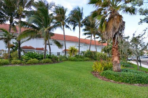 Villa Seashells By The Seashore - Absolute Waterfront
