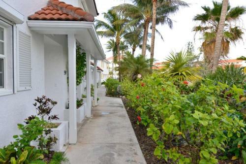 Villa Seashells By The Seashore - Absolute Waterfront