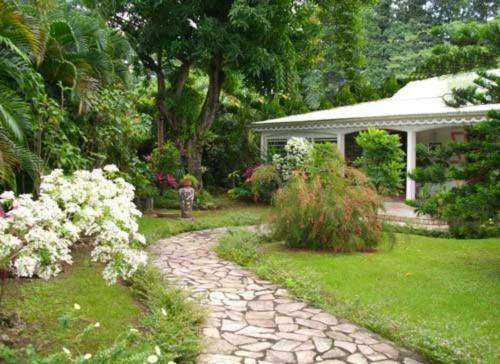 Villa Coloniale En Bois Du Pays