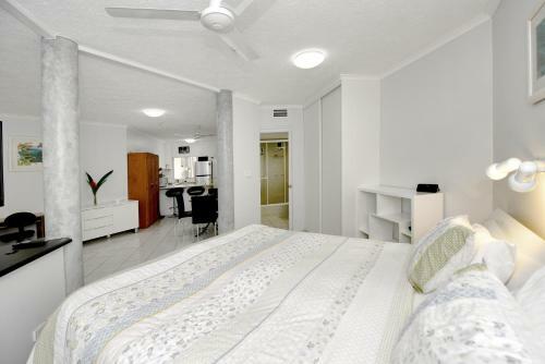 Cairns Golden Sands Beachfront Apartments
