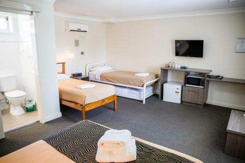 Lilac City Motor Inn & Steakhouse