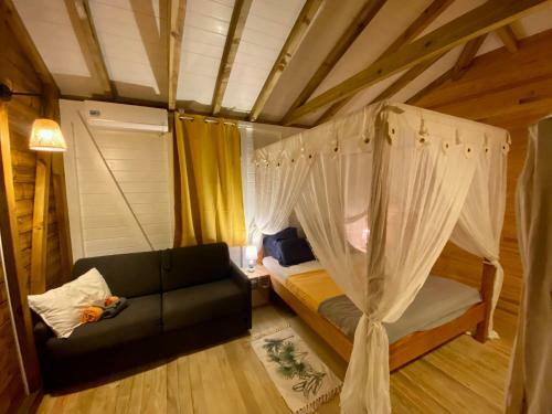 Splendide Bungalow En Bois Avec Jacuzzi Dans Un Parc Tropical