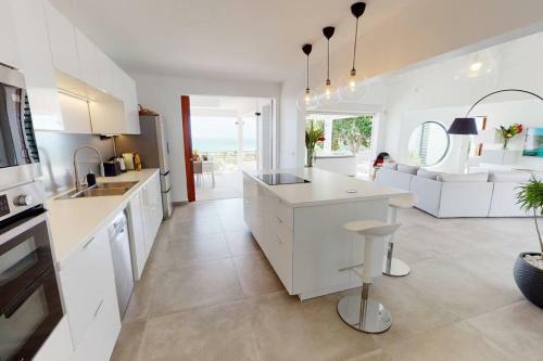 The View - Magnifique Villa Face � La Mer