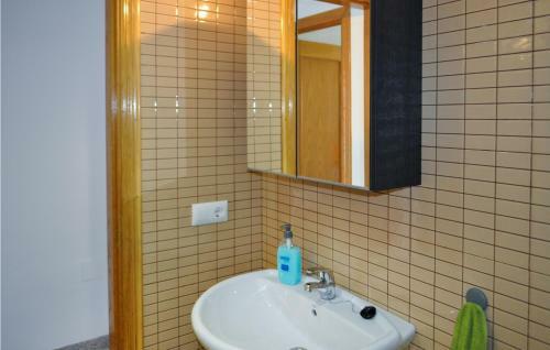 Nice Apartment In L�jar W/ Wifi And 2 Bedrooms