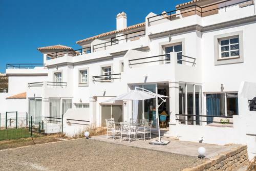 Luxury 3 Bed Towhouse Near Sotogrande With Views