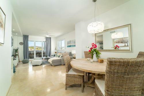 Apartamento Duquesa Dreams - 2 Bed/2 Bath Apt With Panoramic Golf Course And Mountain View