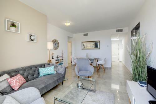 Duquesa Village Apartment - 2 Bed/2 Bath Apartment With Panoramic Sea Views