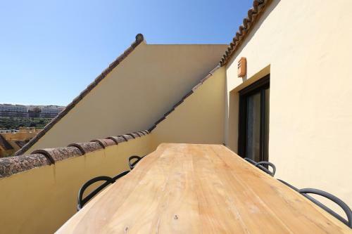 Duquesa Village Apartment - 2 Bed/2 Bath Apartment With Panoramic Sea Views