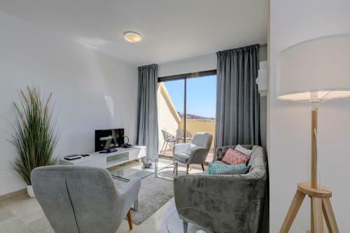 Duquesa Village Apartment - 2 Bed/2 Bath Apartment With Panoramic Sea Views