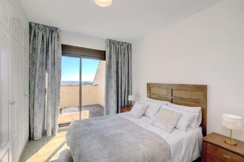 Duquesa Village Apartment - 2 Bed/2 Bath Apartment With Panoramic Sea Views
