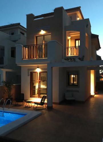 Villa In Mazarr�n With Swimmingpool