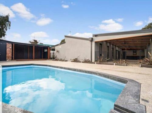 The Executive Spacious Home With A Pool