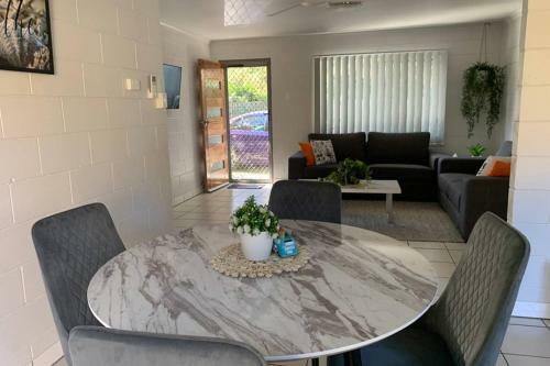 Andergrove Home With A Garden View-wi-fi & Netflix