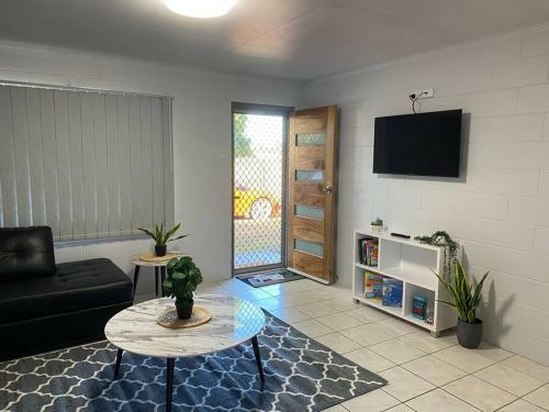 Andergrove Home With Leafy View, Wi-fi & Netflix