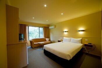 Hotel Strahan Village
