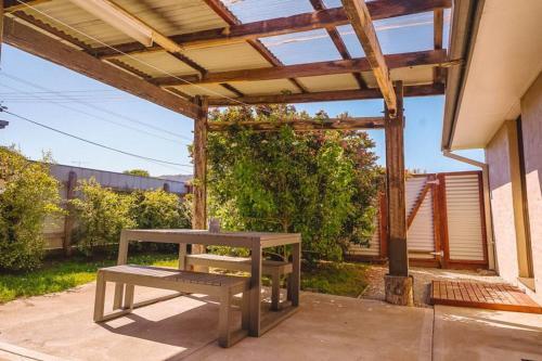 Orana ~ 2 Blocks To Beach ~ Free Wifi