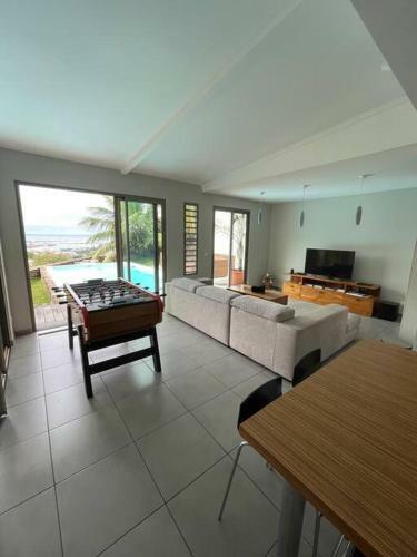 Modern City Villa Swimming Pool And View