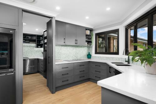 Casa On Cedar - Large 5 Star Luxury Home