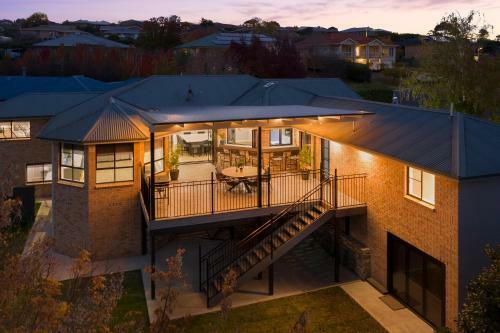 Casa On Cedar - Large 5 Star Luxury Home