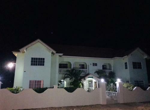 Beautiful 2-bed Apartment In Sunny Jamaica