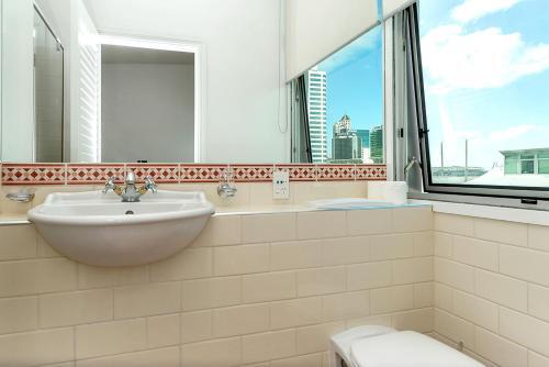 Qv Split Level Waterfront Apartment - 338