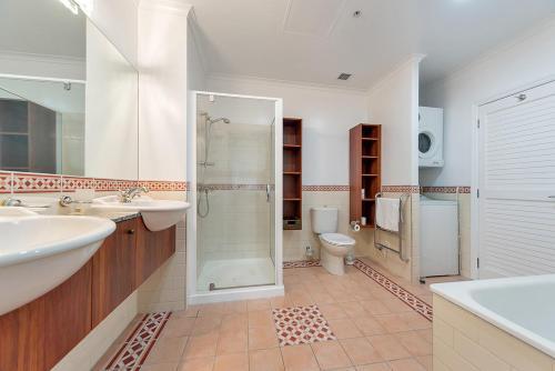 Qv Split Level Waterfront Apartment - 338