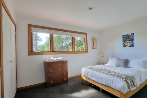 The Kauri Retreat With Sea Views - Spa Pool