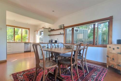 The Kauri Retreat With Sea Views - Spa Pool