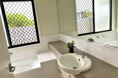 Award Winner House 4 Beds 2 Baths Airconditioned In Gladstone