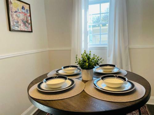 Large Renovated Cottage On East Lake Park