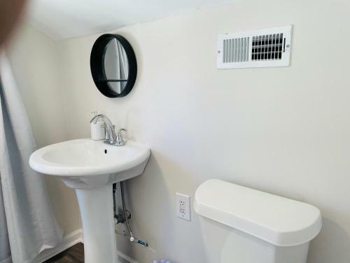 Large Renovated Cottage On East Lake Park
