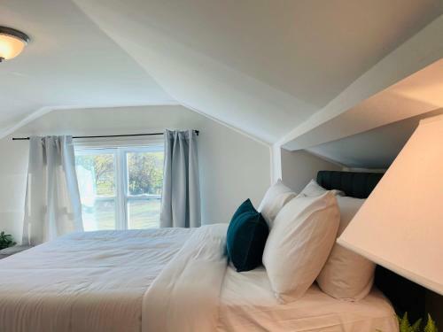 Large Renovated Cottage On East Lake Park