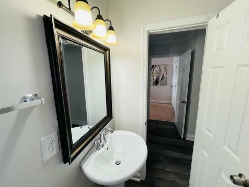 Large Renovated Cottage On East Lake Park