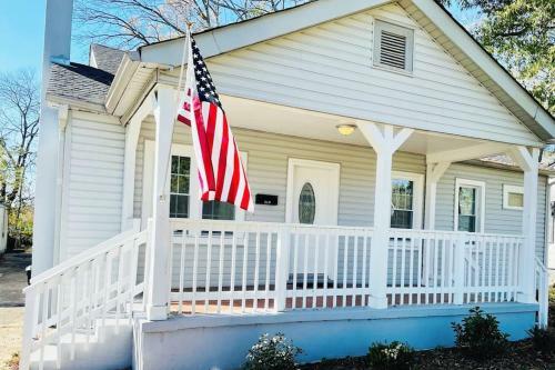Large Renovated Cottage On East Lake Park