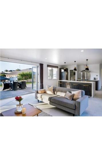 Hamilton Family Home With Pool
