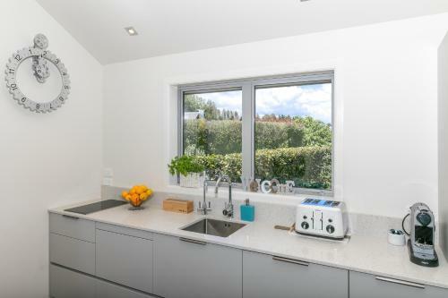 Spacious Modern Two-bedroom Apartment