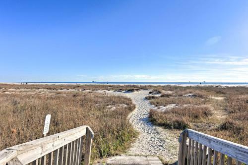 Apartamento Sunny 1st-floor Condo With Ocean-view Balcony!
